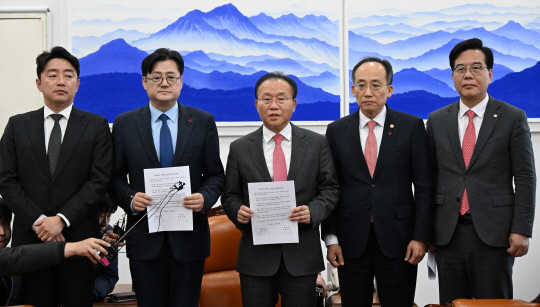 윤재옥 국민의힘 윤재옥 당대표 권한대행과 홍익표 더불어민주당 원내대표 등이 20일 오후 국회 운영위원장실에서 2024년도 예산에 대한 최종 합의문을 발표하고 있다. 왼쪽부터 강훈식 더불어민주당 예결위 간사, 홍익표 원내대표, 윤재옥 국민의힘 당 대표 권한대행, 추경호 경제부총리, 송언석 국민의힘 예결위 간사.<연합뉴스>
